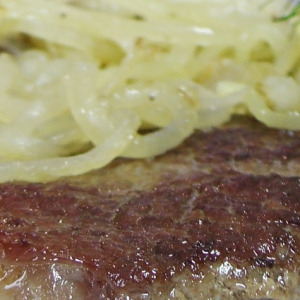 Бифштекс из отварного мяса с луком