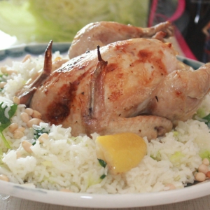 Цыпленок и ароматный рис со шпинатом и савойской капустой
