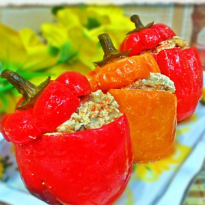 Фаршированные перцы в томатно-сметанном соусе