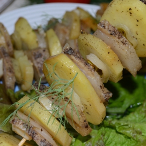 Картофельный кебаб с салом и луком-пореем