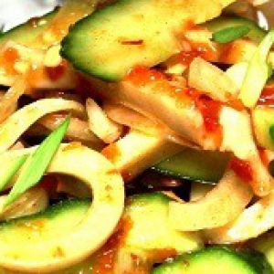 Корейский салат с кальмарами и огурцами