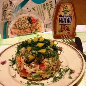 Овощной салат с рисом и тунцом