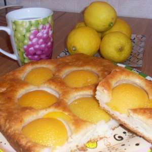 Пирог с персиками консервированными