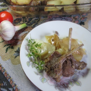 Ребра ягненка с луком и картофелем