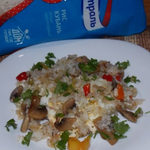 Рис с яйцами, грибами и овощами
