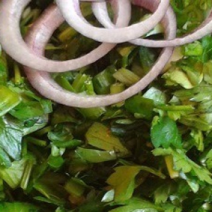 Салат из зелени с чесноком
