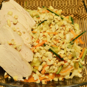 Салат по-вьетнамски с курицей и арахисом