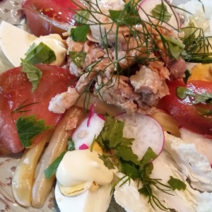 Салат с консервированным лососем и овощами