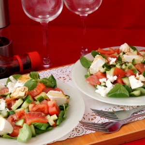 Салат с сёмгой, овощами и сыром сиртаки