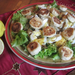 Салат с сырниками, грибами и яйцами