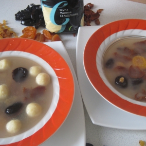 Сладкий суп с сухофруктами и ванильно-творожными клецками