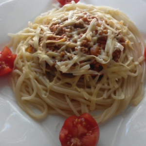 Спагетти с мясным соусом и овощами