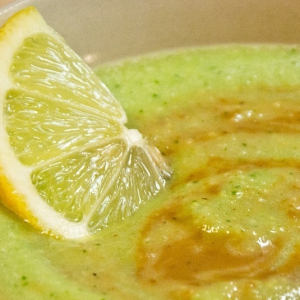 Суп-пюре из авокадо с огурцом