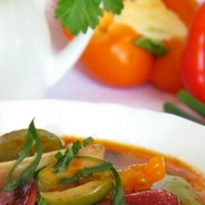 Свиные ушки с красной фасолью, овощами, оливками и копчёными колбасками