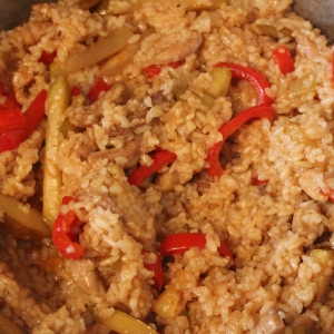 Жареный рис со свининой и болгарским перцем