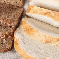 Какой хлеб полезнее - белый или черный