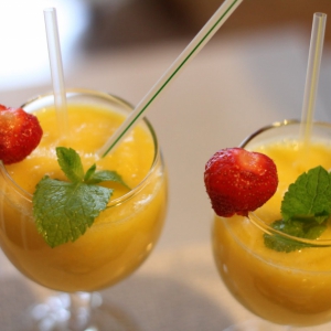 Рецепты напитков - Апельсиново-ягодный коктейль