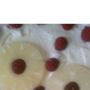 Бисквитный торт с ананасом и малиной