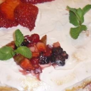 Блинный торт с кремом и ягодно-фруктовой начинкой