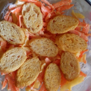 Салаты сырные - Быстрый салат с сыром, морковью и сухариками