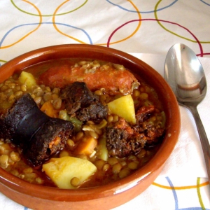 Рецепты испанской кухни - Чечевица с колбасками