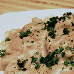 Салат латук - Домашние пельмени в грибном соусе