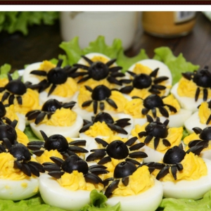 Салат - Фаршированные яйца Паучки