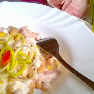 Лук-порей - Фасоль в сливочном соусе с беконом