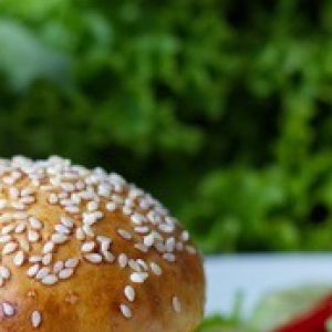 Кунжут - Гамбургер и салат с восточными нотками