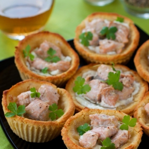 Горох - Гороховые тарталетки с творожным сыром и форелью