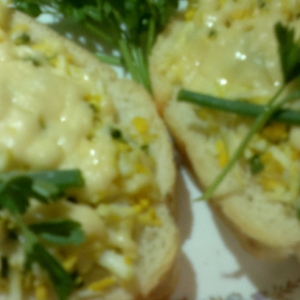 Лук зеленый - Горячие бутерброды с яйцом