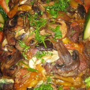 Запеченное мясо - Говядина, запеченная в фольге с сыром, помидорами и грибами
