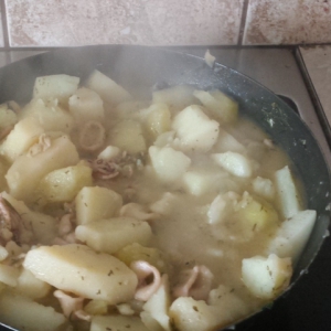 Рецепты балканской кухни - Кальмары с картофелем в лимонном соке
