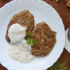 Котлеты из овсянки и грибов с белым соусом