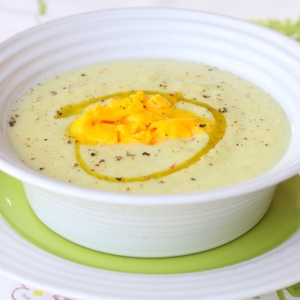 Рецепты для блендера - Крем суп из цуккини с острым маслом
