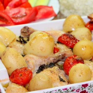 Картофель - Курица с базиликом и томатами