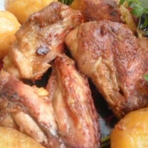 Чеснок - Курица с картофелем, запеченная в соусе