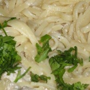 Рецепты - Курица со спагетти в сметанном соусе