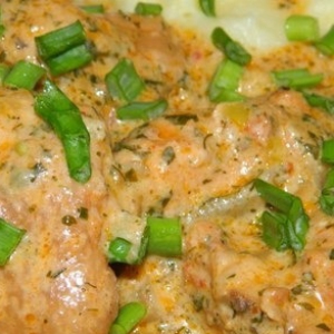 Праздничные рецепты - Птица - Курица в сметанно-чесночном соусе в мультиварке