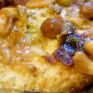 Рецепты - Куриная грудка с изюмом и оливками