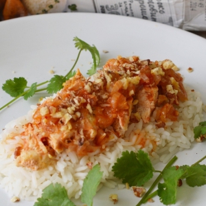 Рис - Куриное филе в томатном соусе с грецкими орехами