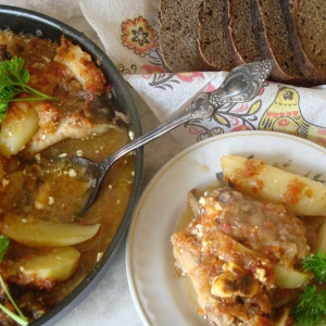 Рецепты - Куриные крылышки с молодым картофелем в овощном пюре