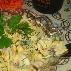 Луковый салат с яйцом и огурцом
