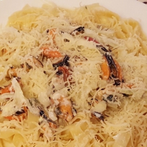 Рецепты пасты - Мидии в сливках с сыром и макаронами