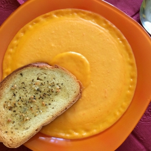 Морковный суп-пюре с чесночными гренками