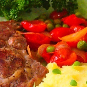Лук-шалот - Мясо с гарниром из помидорок черри и горошка