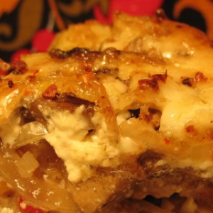 Праздничные рецепты - Грибы - Окунь, запеченный под грибной подушкой