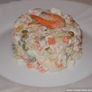 Праздничные рецепты - Салаты - Оливье с креветками и крабовым мясом