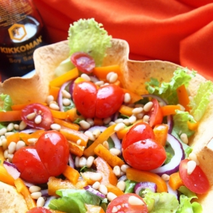 Рецепты - Овощной салат с кедровыми орешками в корзинке