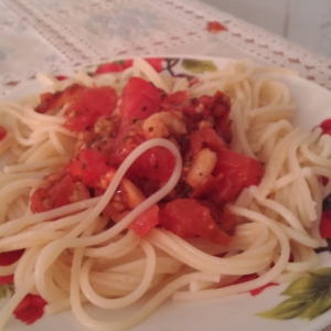 Рецепты средиземноморской кухни - Паста с креветками, базиликом и помидорами